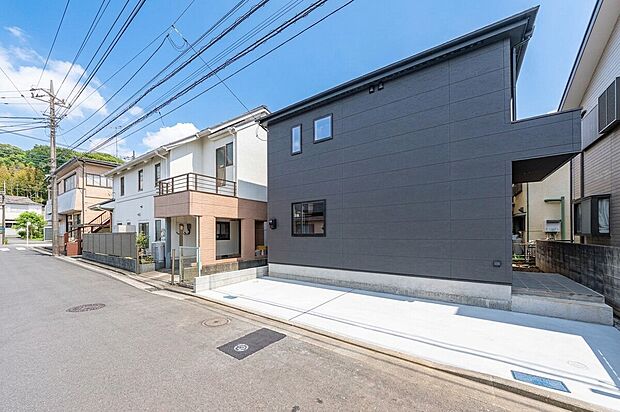 【「街並みに溶け込むシンプルなデザイン」】飽きのこないシンプルなデザイン。
※画像の駐車場部分はAIによる画像処理によるイメージ画像です。実際の物とは異なります。