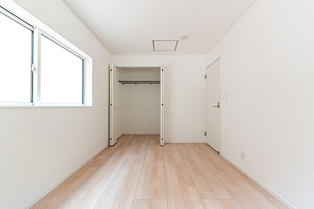 【洋室】光溢れるシンプルな洋室。収納付きでいつでもすっきり、快適なプライベート空間。