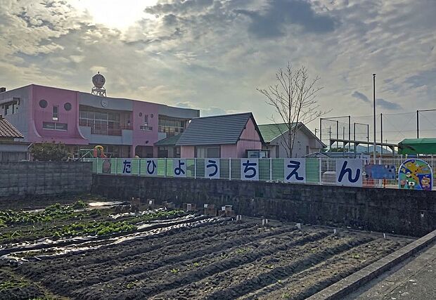 高松市立多肥幼稚園　約 770～780m（徒歩 10分）。朝の忙しい時間帯もあわてずに送り出せるだけでなく、親子で季節の移り変わりを感じながらお散歩気分で楽しく通える距離感です。