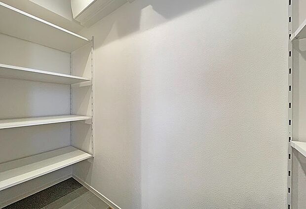 【納戸(SIC)】アウトドア用品や、ベビーカーなども収納できます。たくさんの靴も収納できますので、「今日はコレにしよう」と足元からオシャレを楽しめそうですね♪