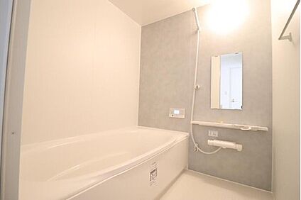 グレーの浴室はスッキリ清潔感がありますね♪