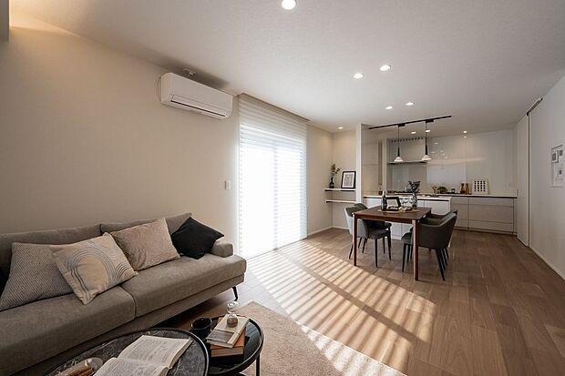 ■3号地リビング　リビング内に階段を設けることで、家族が自然と顔を合わせやすく、日々の会話が生まれる動線に。LDKが家族の中心となり、気配をほどよく感じられる空間づくりにつながります。