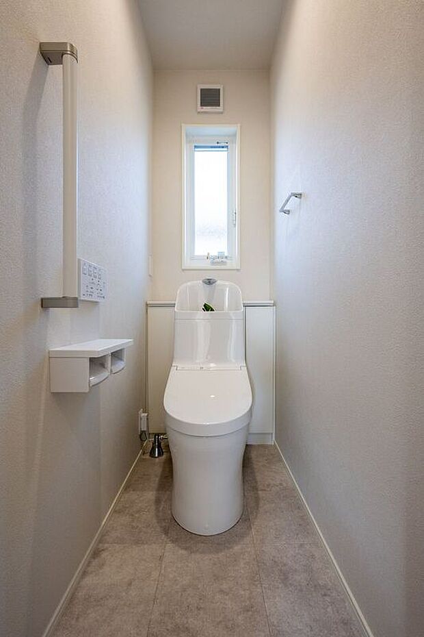 【トイレ】■3号地2階トイレ　各階にトイレを配置しているため、朝の混雑や夜間の移動もスムーズ。家族それぞれのライフスタイルに合わせて快適に使える間取りです。