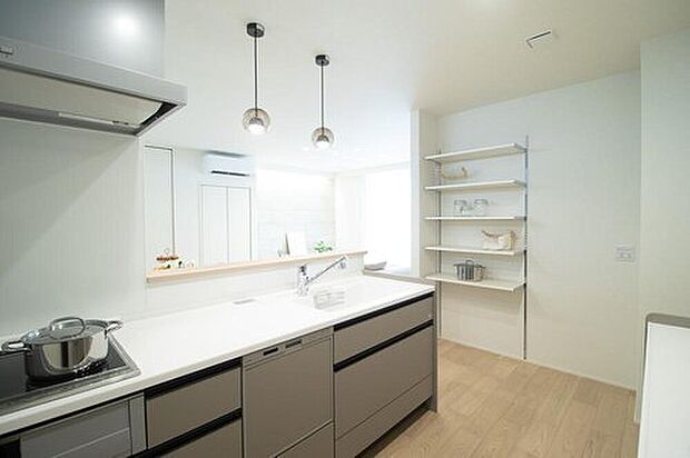 No.23 キッチンは対面キッチンでLDとも繋がりコミュニケーションもとりやすいです。コンロ前や作業面がLDから見えず、生活感をほどよく隠せ、収納ラックも付きで好みのスタイルで収納できます。