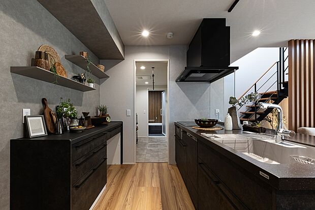 ブラックを基調としたシックなキッチン。IHコンロを備え、見た目と使いやすさを両立した空間です。