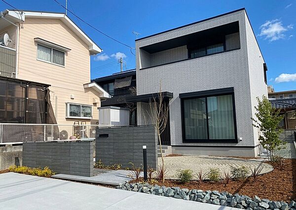 コントラストがおしゃれでモダンな印象の邸宅