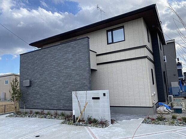 No11 ツートンカラーに黒のラインが映える洗練されたデザインの邸宅です。