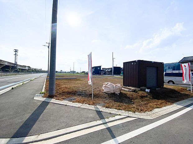 【現地土地写真】48街区 東側から/東側は6m幅道路に接道している角地区画。陽当り良好で建物・駐車場配置も自由度が高いです。