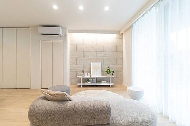 【リビング】No.23 リビングにハイサッシ窓を設けているので明るく伸びやかな、ゆとりを感じる空間です。