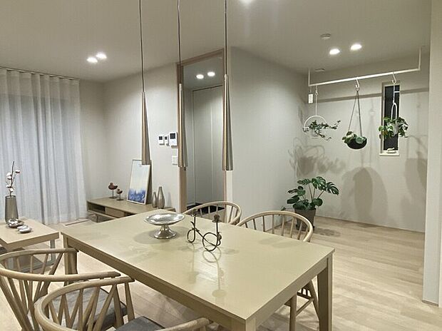 【LDK】(1号棟)室内(2026年1月)撮影。LDK内にマルチルームを設置。机を置いて書斎にしたり、畳を敷いてくつろいだり、便利に使えるスペースです!