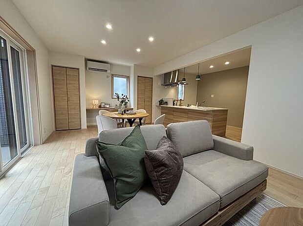 【リビング】11号地:室内(2026年1月)撮影 大きな窓からは陽光がたっぷりと差し込みます。