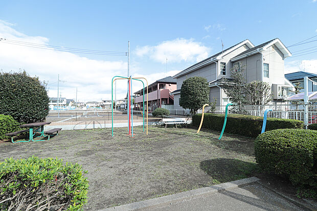 【現地写真】分譲地の南側には公園も隣接されており、子供たちがのびのび遊べます