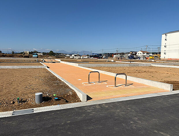 【現地写真】分譲地兄は6m道路でゆとりがあり、また車の通り抜けが無い設計により、小さなお子さまも安心して過ごせる安全な街づくりを実現しています