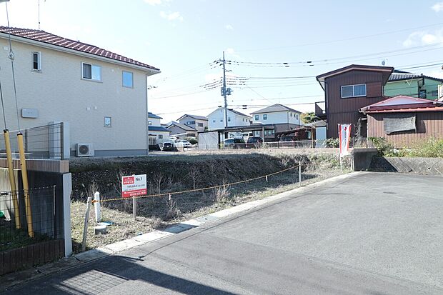 【現地写真】買物施設や病院も揃う便利なエリア。現地をご案内しながら間取りや費用についてなどもご説明いたします。