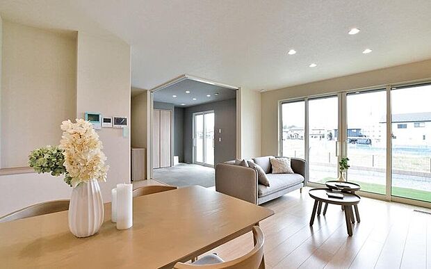 No.8/3m幅の窓が開放感ある明るいリビング。キッチンからも視線が通り、家族のコミュニケーションを取りやすい空間設計です。