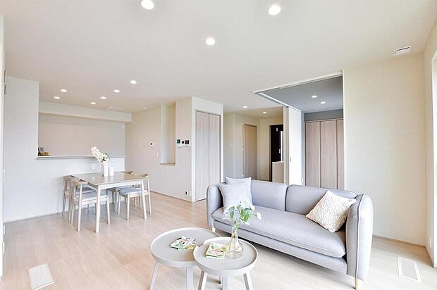 【リビング】No.8/LDK+和室の20帖超のゆとりある空間。1階は全館空調「スマートエアーズ」付きなので玄関から夏は涼しく、冬は暖かい快適空間です。