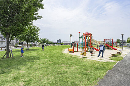 エリアトラスト東ふれあい公園 約 1,020 ～ 1,070 m(徒歩13分 ～ 14分)