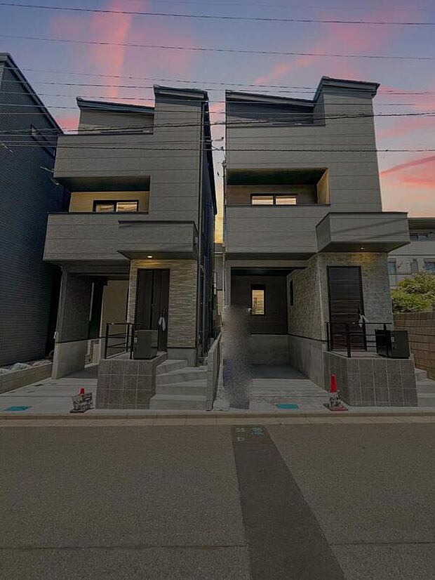 【外観】堂々たる趣ながら、主張し過ぎずどこか余裕を感じさせるシャープなフォルムで佇む邸宅は、晴天の空と照らし合わせる事で、本来あるべき完成形の姿を見せてくれます。