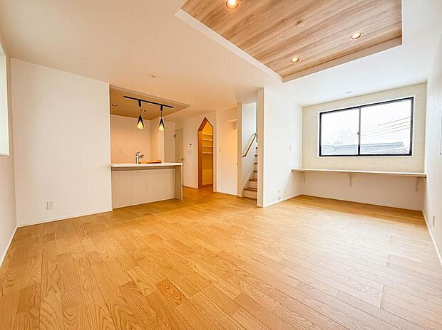 4号棟【LDK17.37帖】リビングにいるお子様と会話をしながら家事ができるカウンターキッチン。いま手があいているか、忙しそうなのか相手の様子を伺いながらコミュニケーションをとる訓練にもなります。