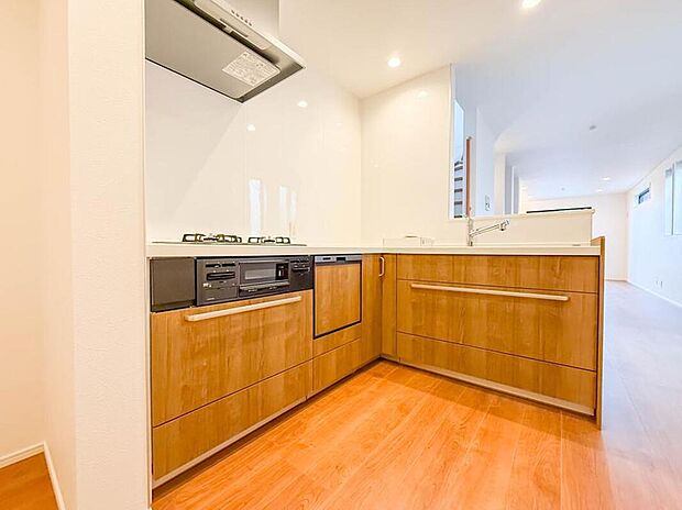 1号棟【キッチン】三口コンロで料理の幅を拡げてくれる使いやすいシステムキッチンを採用。洗い場も大きいので野菜や食器を洗ったりする際にも捗り、奥様の強い味方となってくれるはずです。