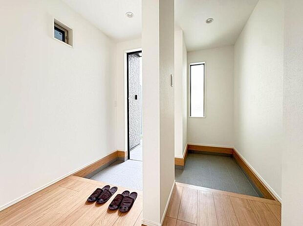 【玄関】玄関はその家と住まう人を印象づけます。それだけデザイン、機能性の存在感が大切になるわけですね。優れた防犯性、断熱性も求められます。家は玄関から始まります。