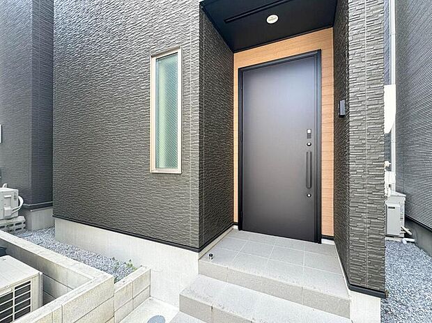 【玄関】家の顔となる玄関は、高いデザイン性が求められます。高級感と断熱性、防犯性に優れた玄関ドアを標準装備。ピッキング対策のセキュリティサムターン等、防犯に考慮しました。