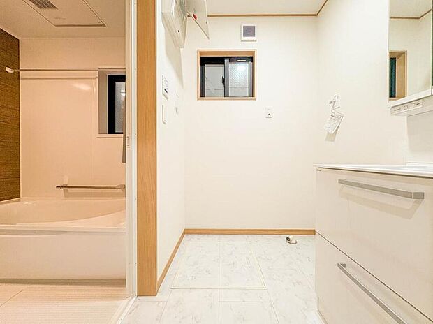 【【脱衣所】】洗面所は小さなプライベートスペース。歯磨き、洗顔と毎日施す個人空間。