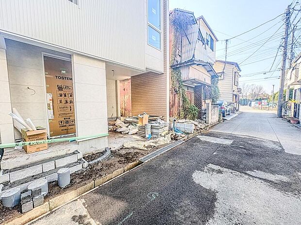 【玄関】家の顔となる玄関は、高いデザイン性が求められます。高級感と断熱性、防犯性に優れた玄関ドアを標準装備。ピッキング対策のセキュリティサムターン等、防犯に考慮しました。