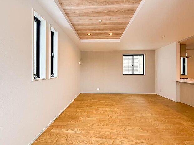 【リビング】インテリアショップで見掛けた「あの家具」も置ける、ゆったりとした空間。時に広さが上質な寛ぎの時間になる事も。