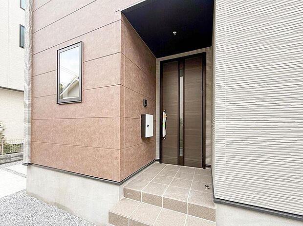 【【玄関】】1号棟 玄関はおうちの顔と言われます。玄関アプローチは、外観デザインの印象を左右します。ご家族の個性を出しながら、素敵な玄関でお客様をお迎えしてください。