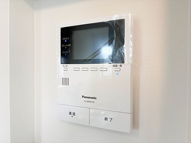 【【TVモニター付インターホン】】来訪者の様子を室内TVモニターでチェック。対応したくないセールスを断りやすく、子どもに留守番をさせるときも安心。不在時の来訪者を録画でき、犯罪抑止効果も期待できます。