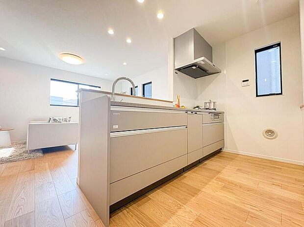 【キッチン】B号棟【LDK16帖】
自然光がやさしく差し込む明るいキッチン。会話が広がる対面式で、収納も充実。家事動線にも配慮し、毎日の料理時間がもっと快適で楽しくなります。