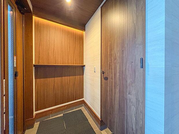 【玄関】玄関はおうちの顔と言われます。玄関アプローチは、外観デザインの印象を左右します。ご家族の個性を出しながら、素敵な玄関でお客様をお迎えしてください。