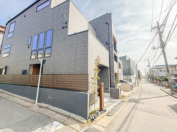 【前面道路含む現地写真】【前面道路5.8m】家の前をまっすぐの通りが走っている。クルマは少なく、人々は毎朝、ウォーキング、ジョギング、犬の散歩など、フリーな朝時間を過ごしている。