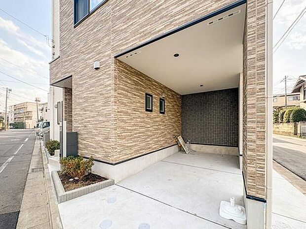 【駐車場】【4号棟】日々の暮らしにマイカーが必要。そんな方は物件の購入条件に駐車場は必須です。通勤に、家族のお迎えに、お買物に、おでかけに、クルマライフを楽しみたい方に。