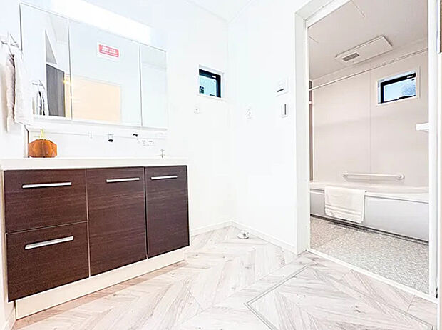 【【洗面所】】大きく見やすい三面鏡で清潔感ある洗面台は、身だしなみチェックや肌のお手入れに最適です。何かと物が増える場所だからこそ、スッキリと見映えの良い空間に拵えました。