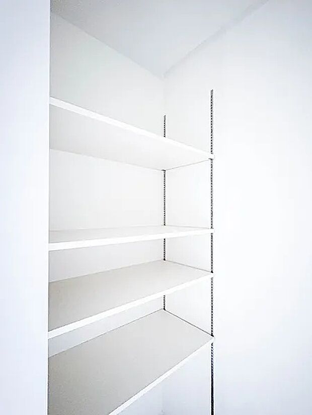 【【シューズクローク(玄関収納)】】シューズだけでなくコートやバッグを置いておけば、朝バタバタと物を探し回ることがなくなります。特に持っていく物が多いキッズスペースが玄関にあるととても便利。