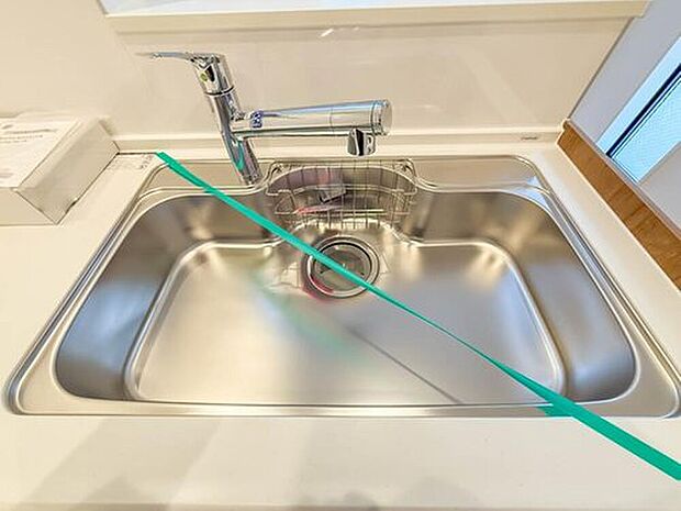 【【浄水器一体型混合水栓】】一つの蛇口で「原水（水道水）」「シャワー」「浄水」を切り替えられる、浄水器を内蔵した混合水栓です。浄水は、水栓本体の首部分に付属のカートリッジをセットして使用します。