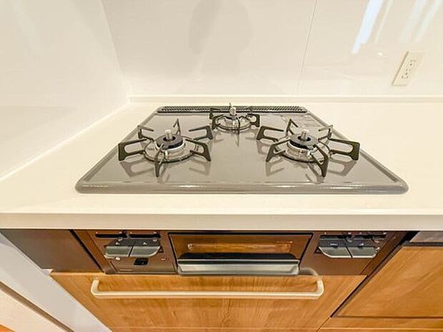 【【三口ガスコンロ】】三口ガスコンロは、炒め物などに適した強火力の「大バーナー」と天ぷらと煮物などに適した「標準バーナー」、奥にある弱火の「小バーナー」の3種類のバーナーが搭載されています。