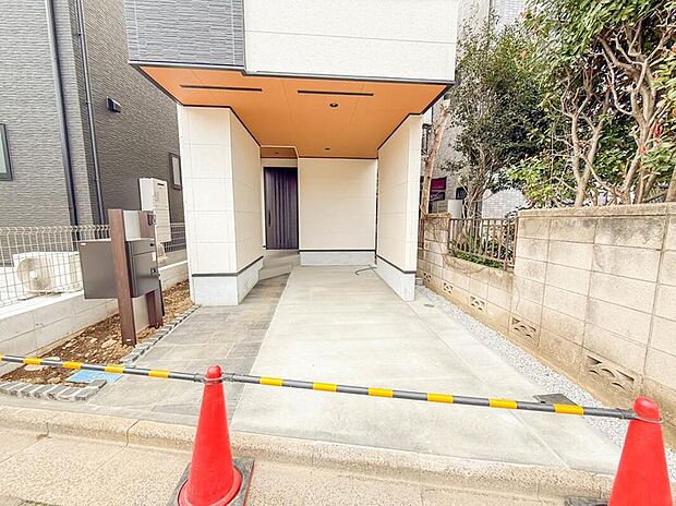 【駐車場】1号棟【駐車場】日々の暮らしにマイカーが必要。そんな方は物件の購入条件に駐車場は必須です。通勤に、家族のお迎えに、お買物に、おでかけに、クルマライフを楽しみたい方に。