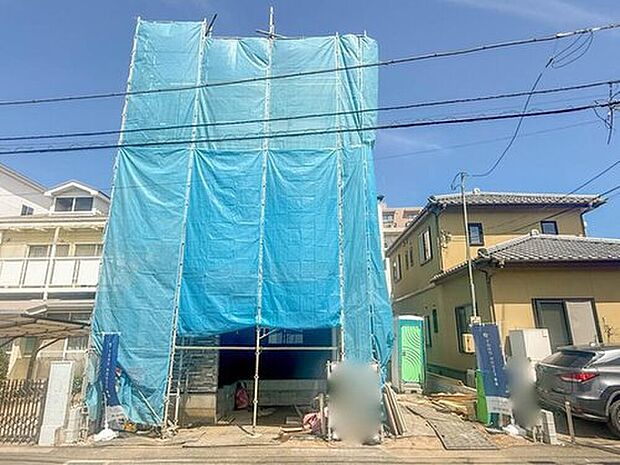 【2号棟【外観】】南道路につき、陽当たり良好な土地に佇む全2棟。完成までの間、近隣のモデルハウスをご見学いただけます。

