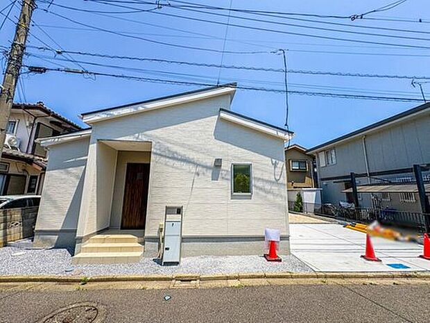 【【外観】】家族の温かさと陽光の暖かさ、楽しい毎日と明るい未来を予感させる「空間が織り成すひとつ先の住み心地」を演出します。

