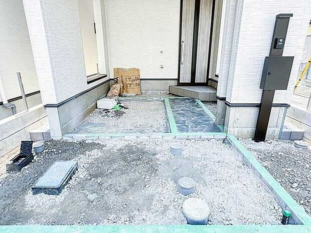 【【駐車場】】毎日の生活にマイカーが必須という方は、購入を検討する際、駐車場があることは大事な条件です。毎日の通勤や家族の送迎、買い物やお出かけなどクルマのある暮らしを満喫したい方は要チェック！

