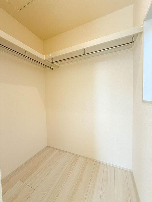 【収納】WICのメリットの1つ目は、1箇所にまとめて収納が出来ること。2つ目は、衣替えが必要ないこと。3つ目は、扉が少なくなり室内がスッキリ見えること。