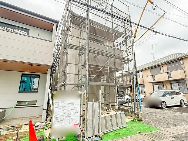 【現地外観写真】3号棟 家族の温かさと陽光の暖かさ、楽しい毎日と明るい未来を予感させる「空間が織り成すひとつ先の住み心地」を演出します。