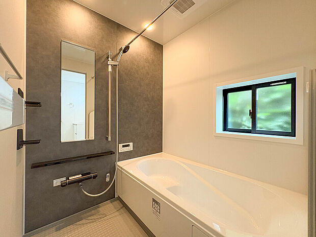【浴室】【Bathroom-浴室-】
1日の疲れを癒すバスルームは、心地よいリラックスを叶える清潔感溢れる美しい空間です。心からゆったりと寛いでいただけるよう、ゆとりのスペースを確保してます。