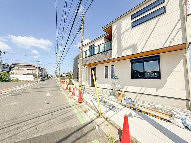 【前面道路含む現地写真】4号棟【前面道路6.3m】
陽当りや通風性など各所に施された工夫で住みやすさを実現。部屋の大きさや周辺環境・街並など、資料には掲載していない情報が現地にはたくさんございます。是非ご確認下さい。