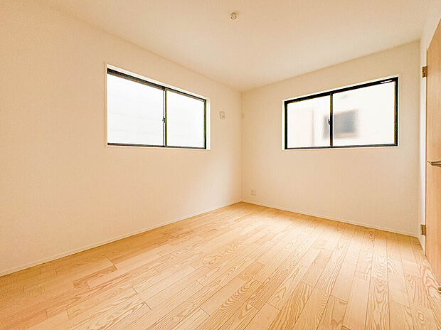 【【子供部屋6.13帖】】お子様のお部屋にぴったりなクロークを備えたフローリング仕様の洋室です。