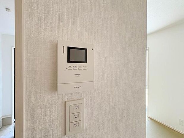 【【TVモニター付インターホン】】来訪者の様子を室内TVモニターでチェック。対応したくないセールスを断りやすく、子どもに留守番をさせるときも安心。