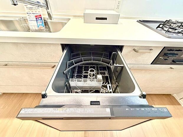 【【食器洗乾燥機】】食洗機は高温のお湯や高圧水流で汚れを効果的に落とし殺菌効果も期待できます。